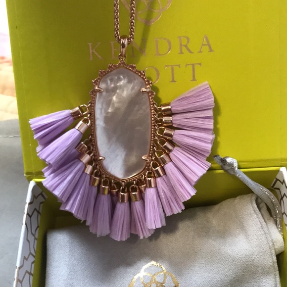 Kendra Scott pendant with chain - Picture 2 of 3